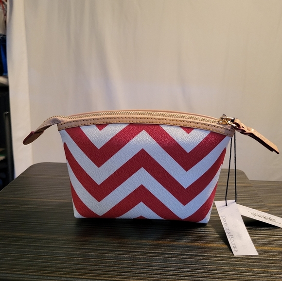 DOONEY & BOURKE RED & WHITE CHEVRON PATTERN COSMETIC BAG OR SMALL CLUTCH NWT - Picture 3 of 9